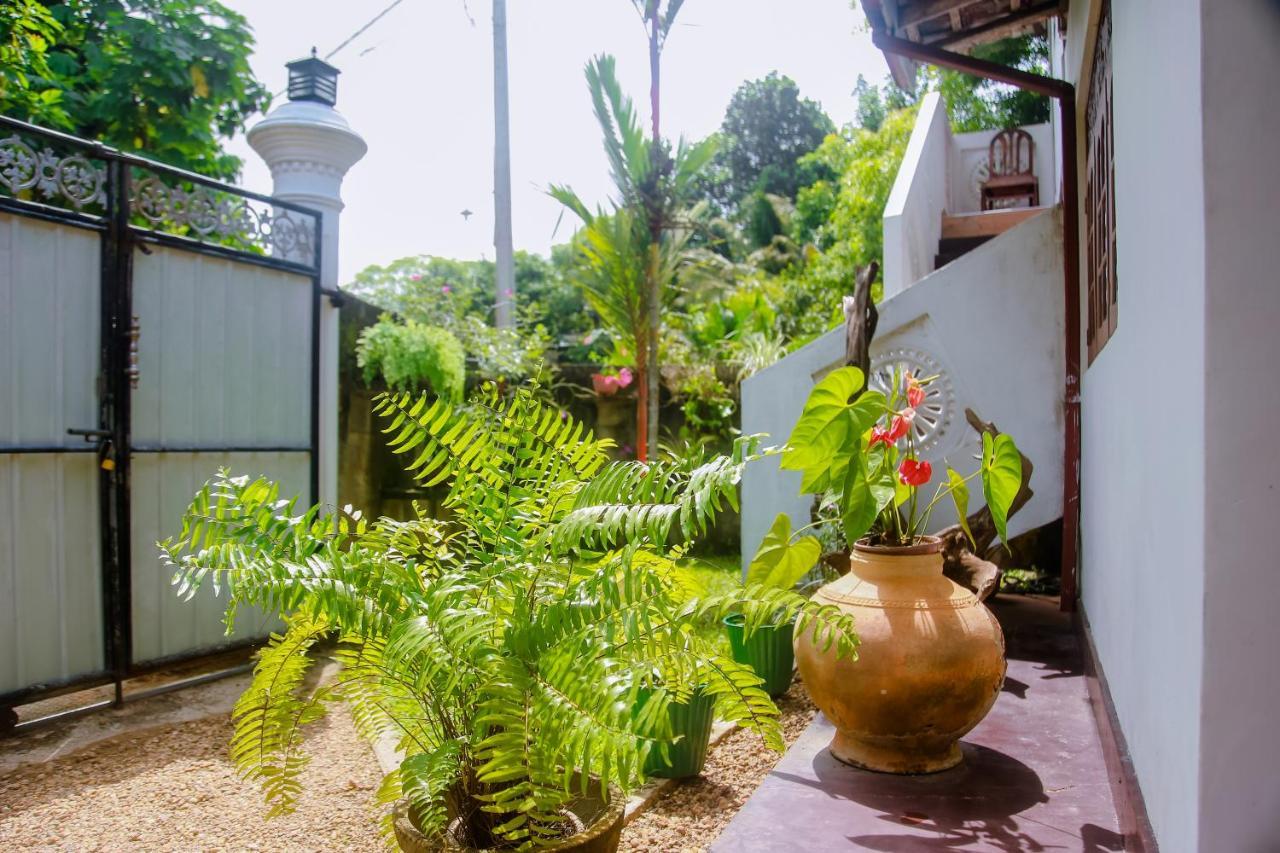 Ranjith Guest Hotel Mirissa Bagian luar foto