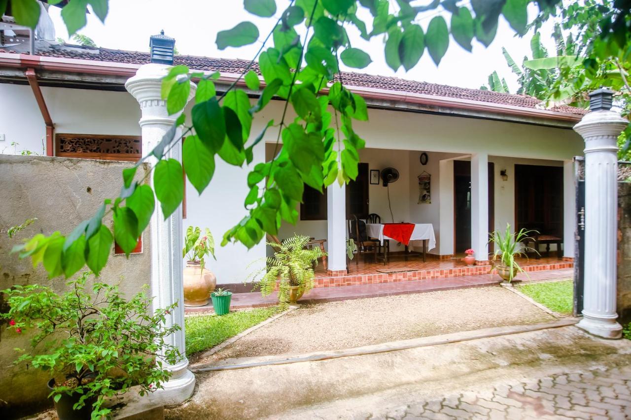 Ranjith Guest Hotel Mirissa Bagian luar foto