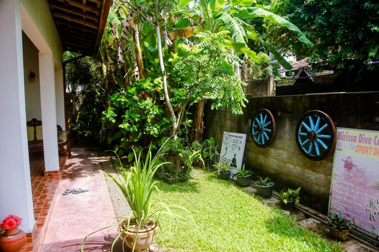 Ranjith Guest Hotel Mirissa Bagian luar foto