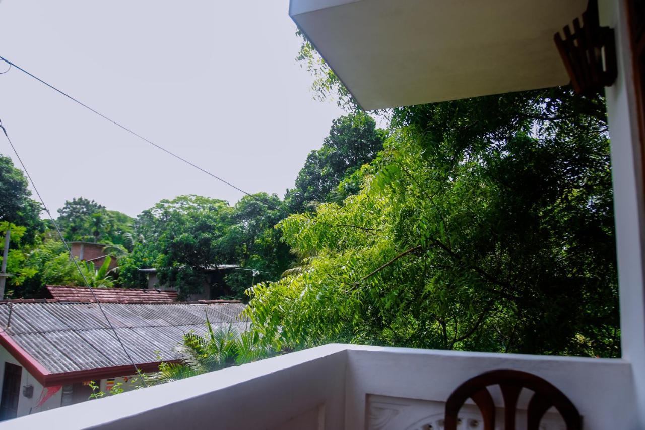 Ranjith Guest Hotel Mirissa Bagian luar foto