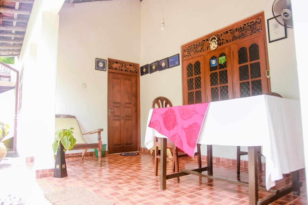 Ranjith Guest Hotel Mirissa Bagian luar foto