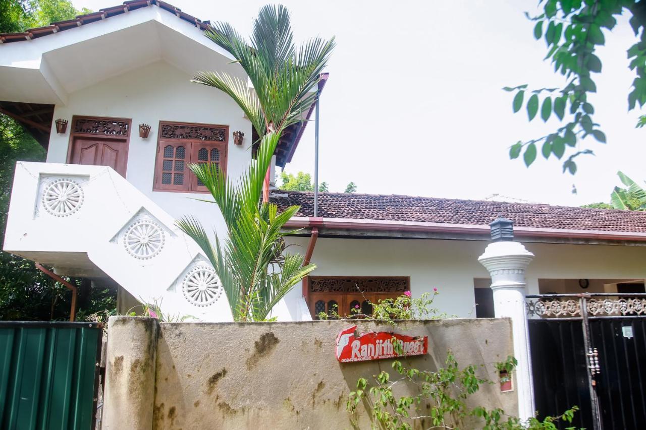 Ranjith Guest Hotel Mirissa Bagian luar foto