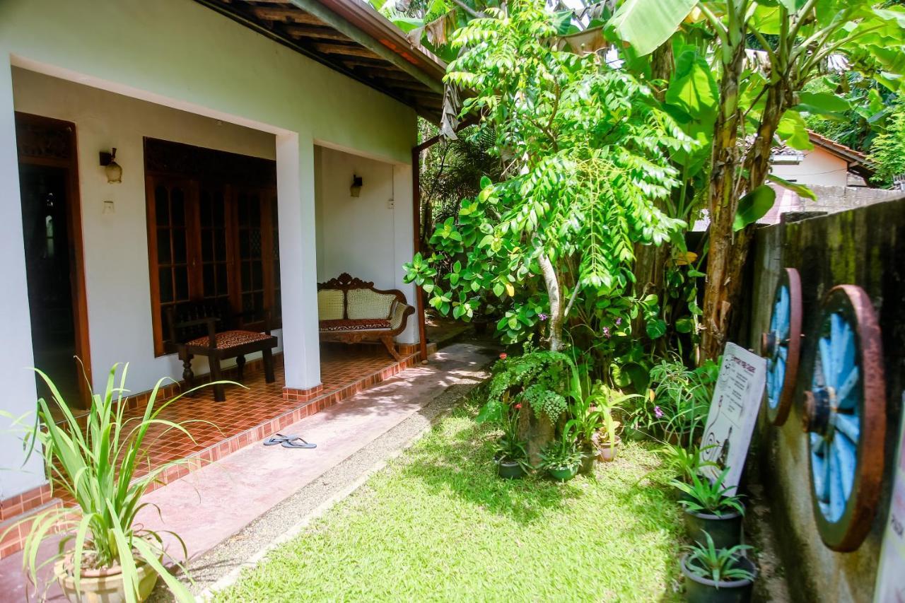 Ranjith Guest Hotel Mirissa Bagian luar foto