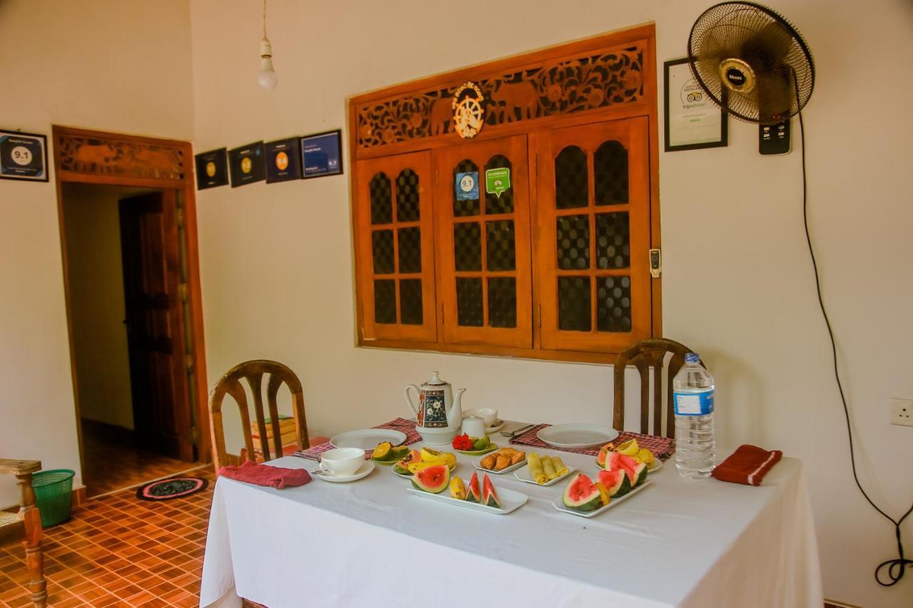 Ranjith Guest Hotel Mirissa Bagian luar foto