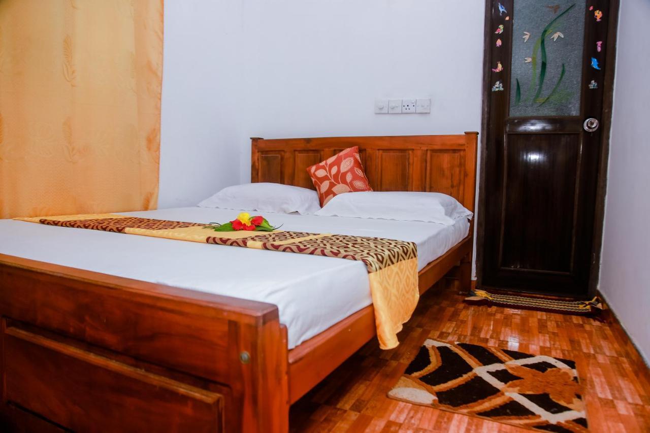 Ranjith Guest Hotel Mirissa Bagian luar foto