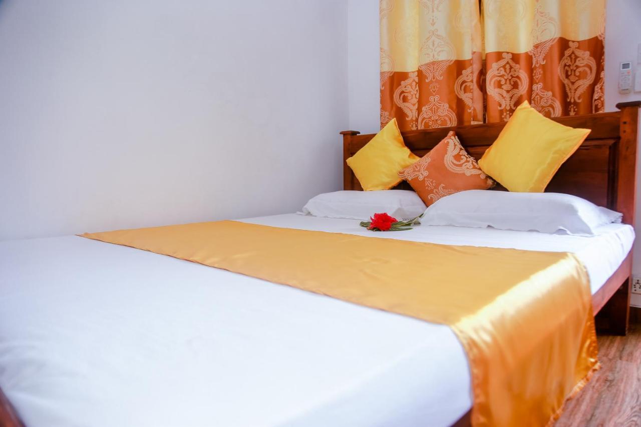 Ranjith Guest Hotel Mirissa Bagian luar foto