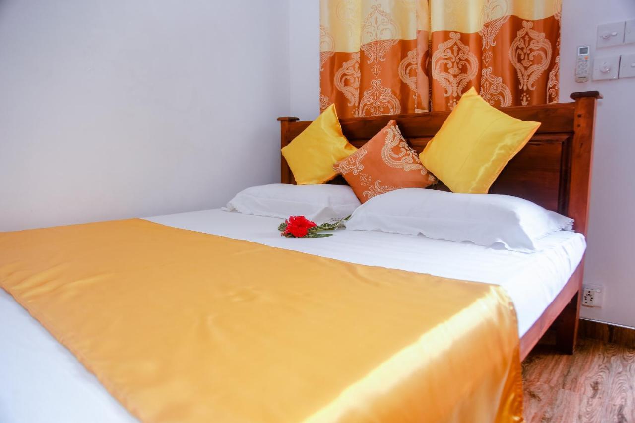 Ranjith Guest Hotel Mirissa Bagian luar foto