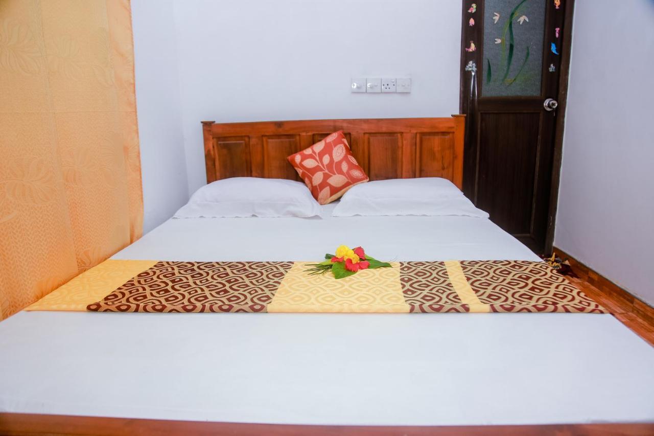 Ranjith Guest Hotel Mirissa Bagian luar foto