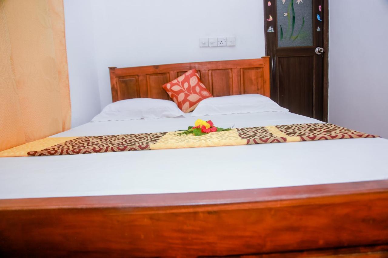 Ranjith Guest Hotel Mirissa Bagian luar foto