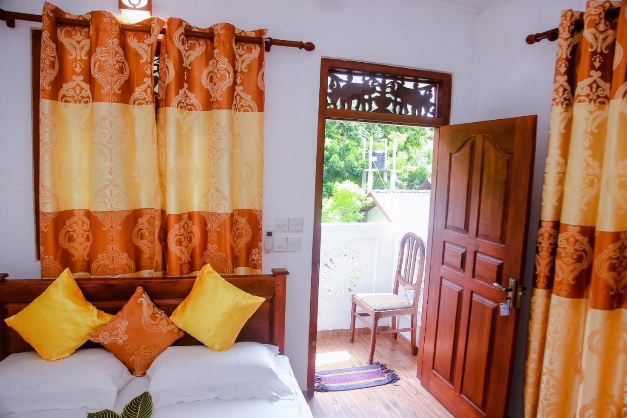 Ranjith Guest Hotel Mirissa Bagian luar foto