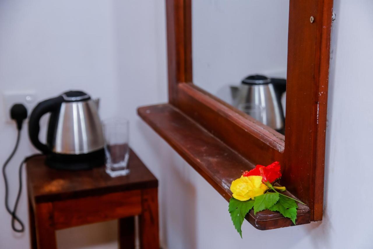 Ranjith Guest Hotel Mirissa Bagian luar foto