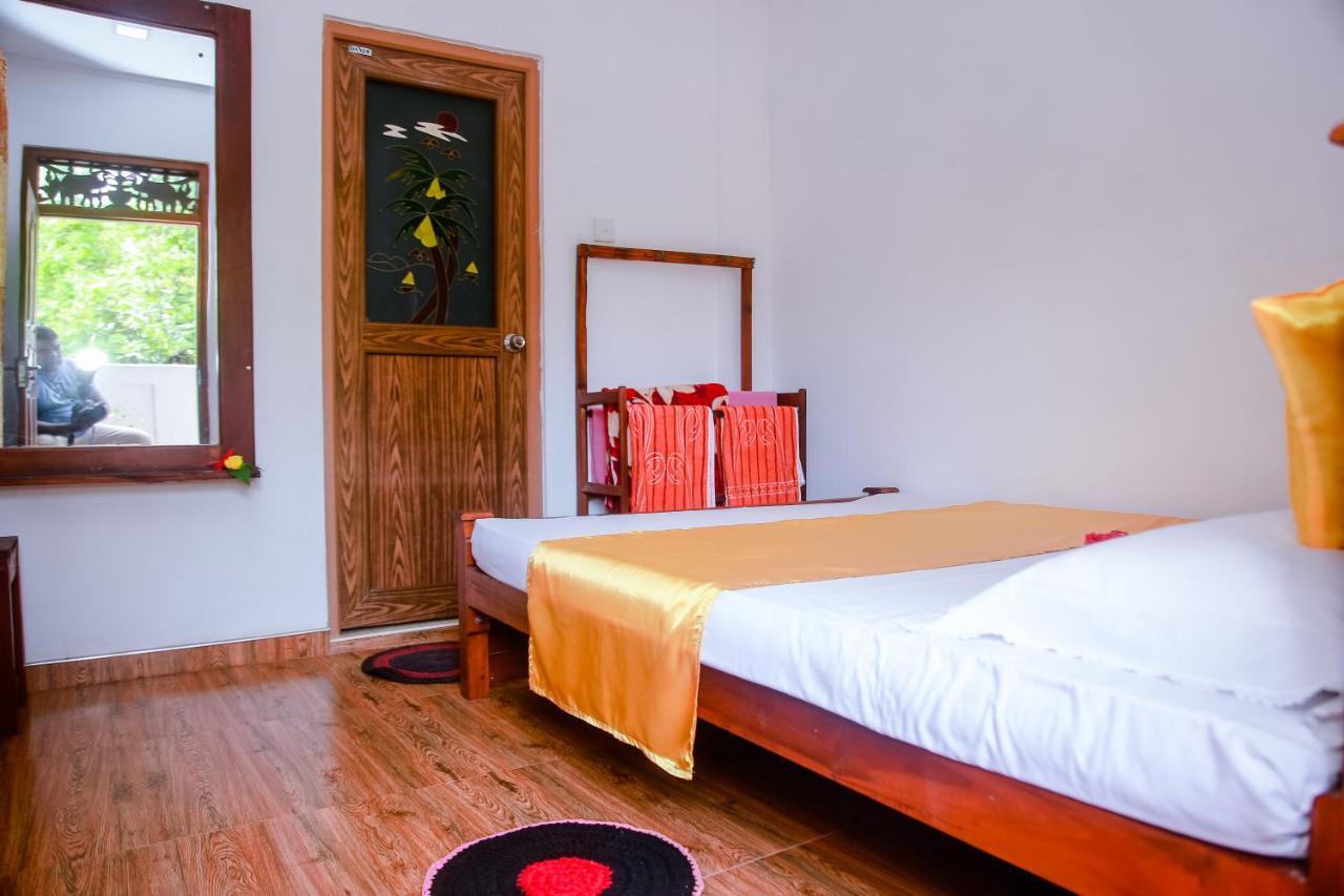 Ranjith Guest Hotel Mirissa Bagian luar foto