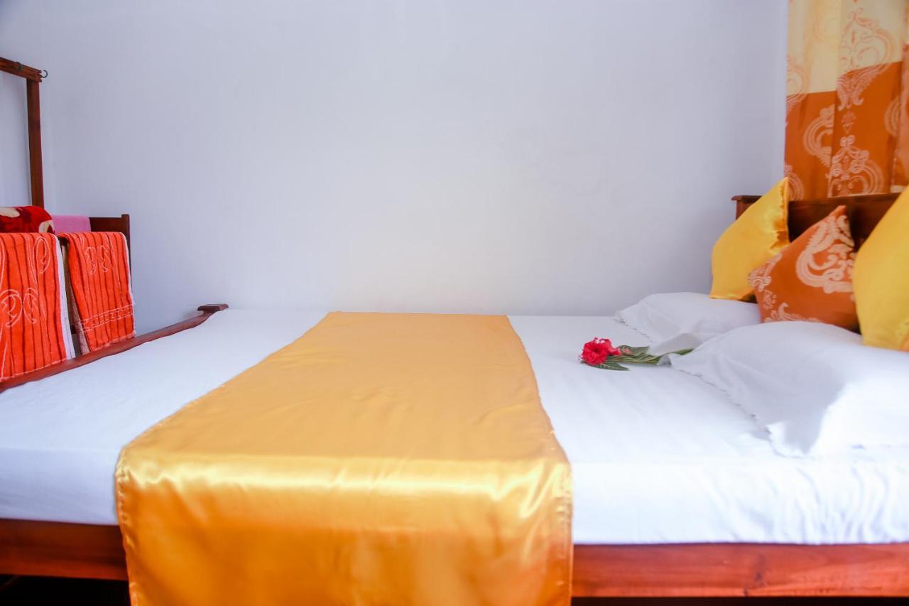 Ranjith Guest Hotel Mirissa Bagian luar foto