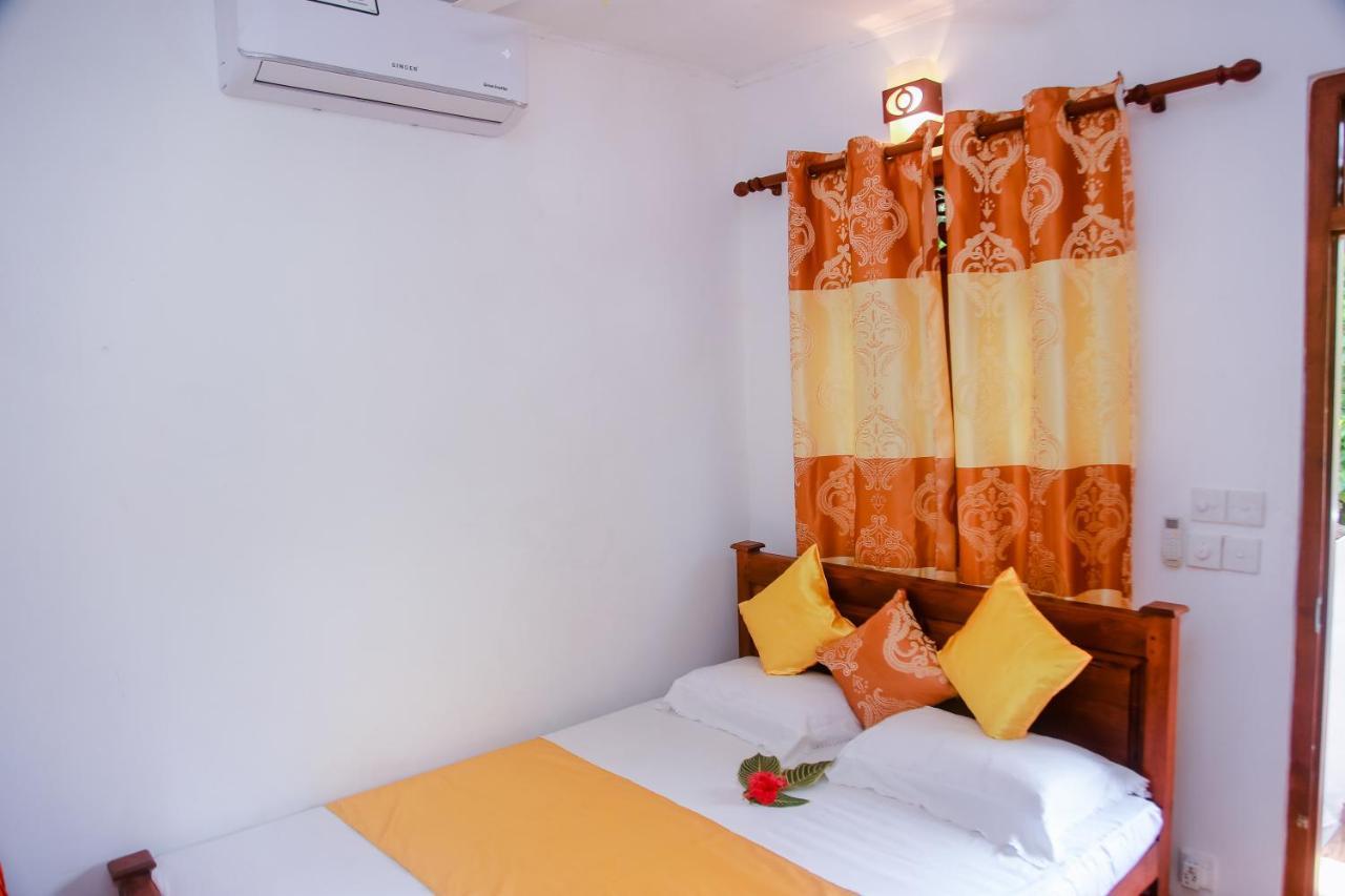 Ranjith Guest Hotel Mirissa Bagian luar foto