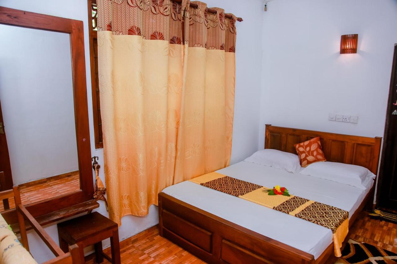 Ranjith Guest Hotel Mirissa Bagian luar foto