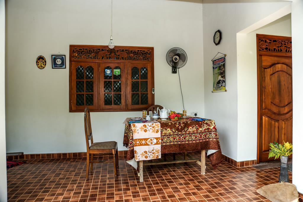Ranjith Guest Hotel Mirissa Bagian luar foto
