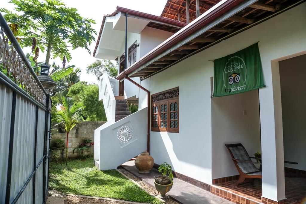 Ranjith Guest Hotel Mirissa Bagian luar foto